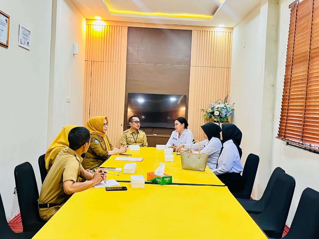 Kepala Dinas Kesehatan Kota Mataram dr. Emirald Isfihan bersama jajaran saat menerima kunjungan Kalapas Perempuan Kelas III Mataram Udur Martionna memperkuat jejaring kesehatan.