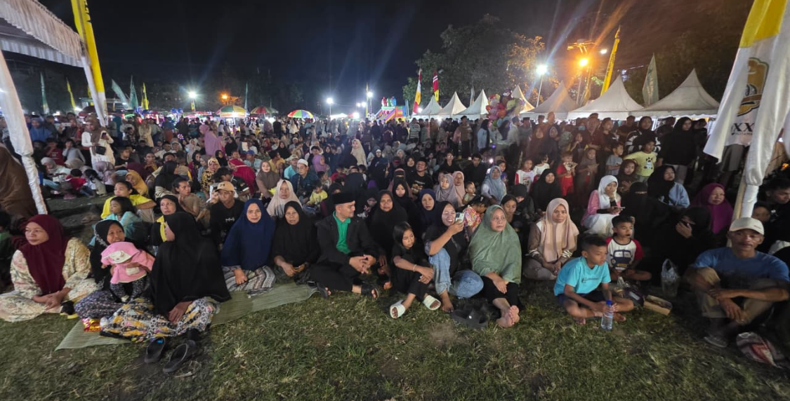 Warga yang tumpah ruah memenuhi lapangan Karang Pule menyaksikan MTQ XXXI Kota Mataram, Selasa malam (23/9).
