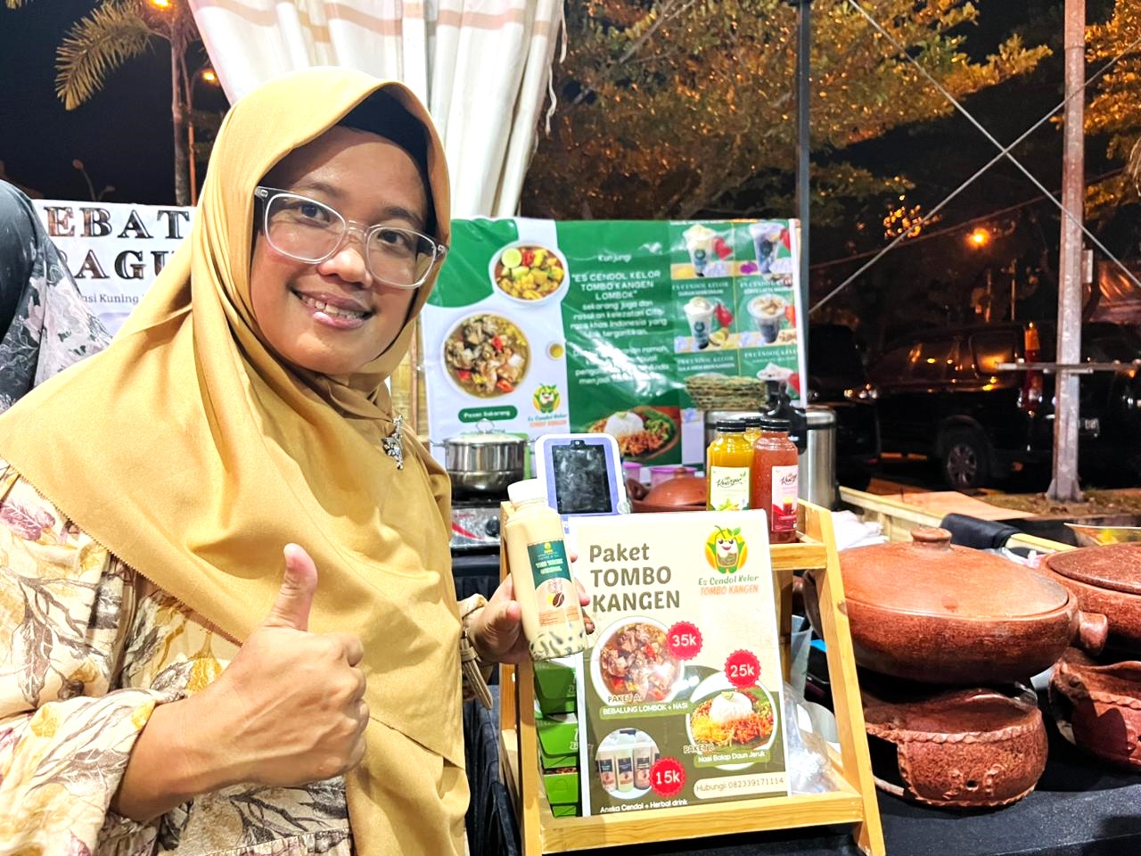 Owner Es Cendol Kelor Lombok Yuliana Dian Masruroh menunjukkan minuman berbahan dasar kelor di stan miliknya di event KKNTB, di Lombok Epicentrum Mall, pekan lalu.