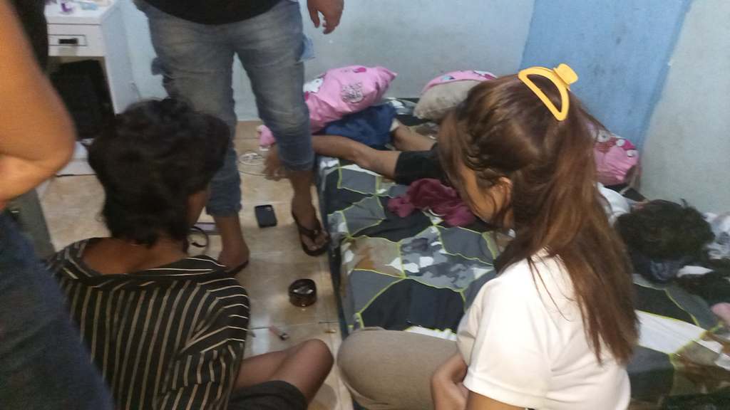 PENGGEREBEKAN: Dua pasangan sejoli yang diduga mengedarkan sabu tak berkutik saat digerebek polisi di kos-kosannya di Desa Batu Kumbung, Lingsar, Lombok Barat, dini hari Rabu (24/9)