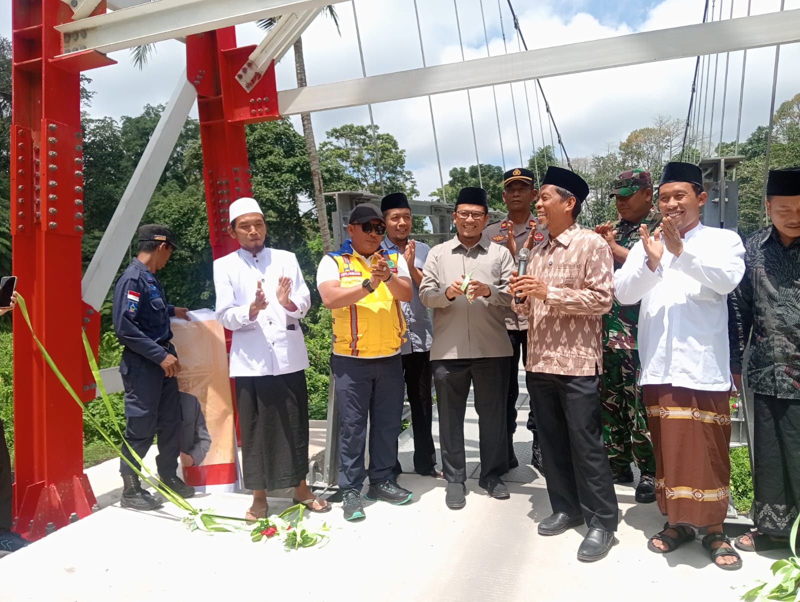 Peresmian jembatan gantung Desa Lantan dan Desa Karang Sidemen dari dana pokir Anggota DPR RI Dapil 2 NTB Pulau Lombok Abdul Hadi