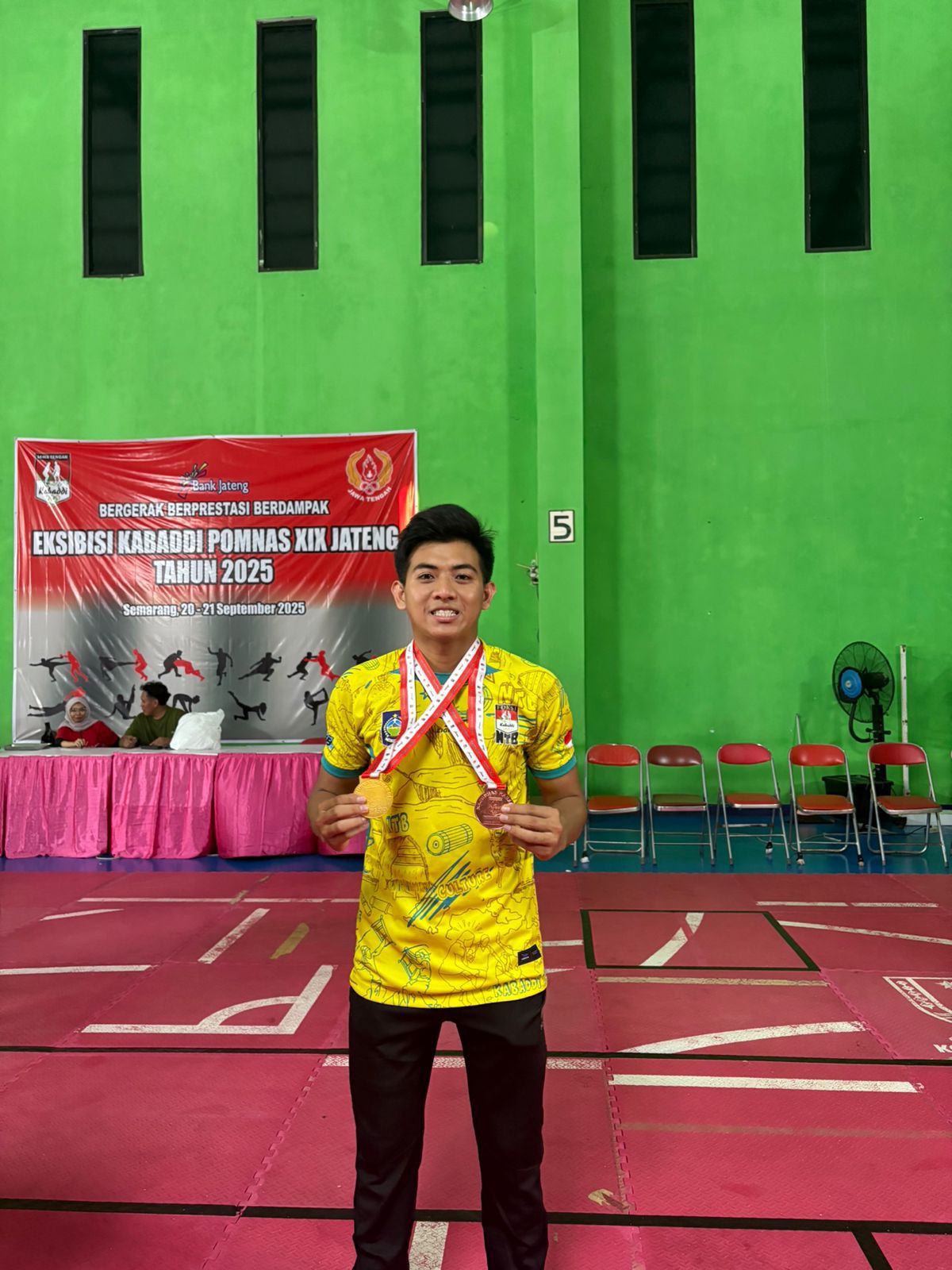 Firman Syuhada, Mahasiswa UBG, Semester 7, Prodi S1 Manajemen, menunjukkan medali emas dan perunggu yang telah disabetnya di ajang POMNAS XIX Jawa Tengah.