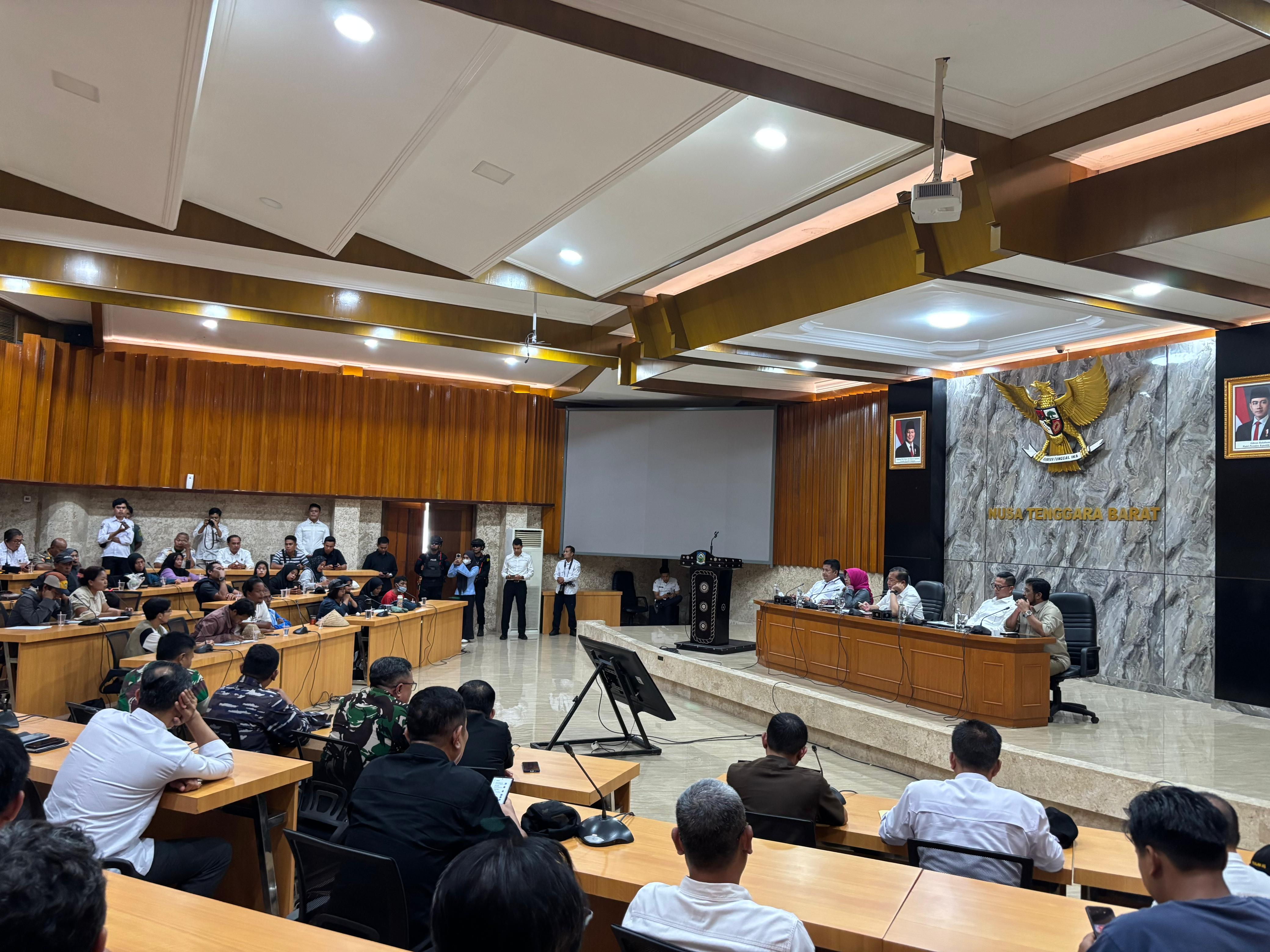 SAMPAIKAN ASPIRASI: Aliansi Demokrasi Baru untuk Kedaulatan Rakyat NTB saat menyuarakan aspirasi di hadapan Gubernur NTB Lalu Muhamad Iqbal, Rabu (24/9).