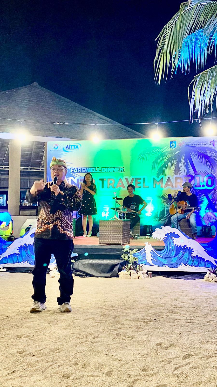 BERI SAMBUTAN: Kepala Dinas Pariwisata Lombok Barat Agus Gunawan saat menyampaikan sambutan dalam acara NTB Travel Mart 1.0 do Sundancer Sekotong.