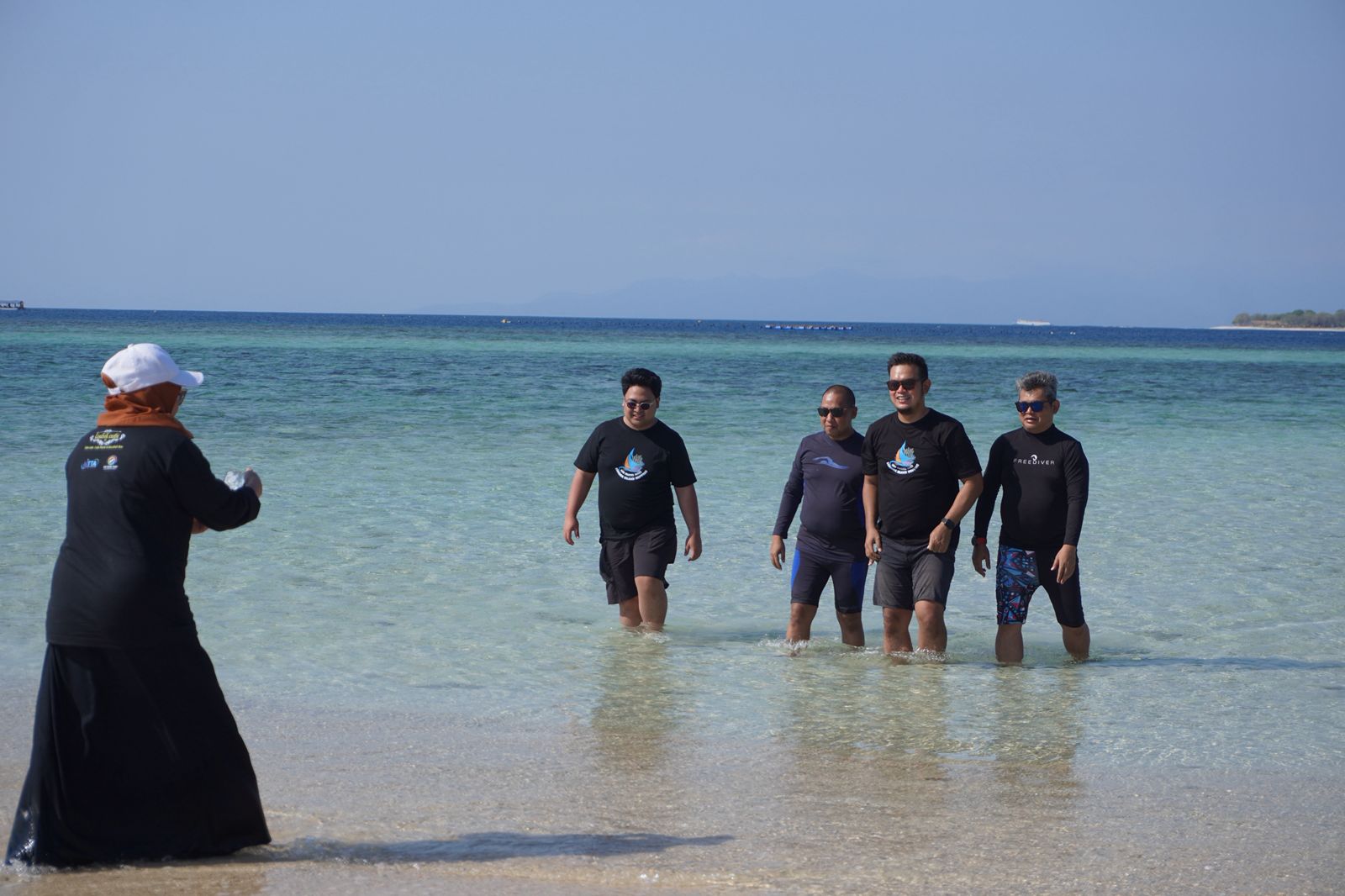 ABADIKAN MOMEN: Sejumlah peserta NTB Travel Mart 1.0 saat mengabadikan momen di pesisir Pantai Sekotong.