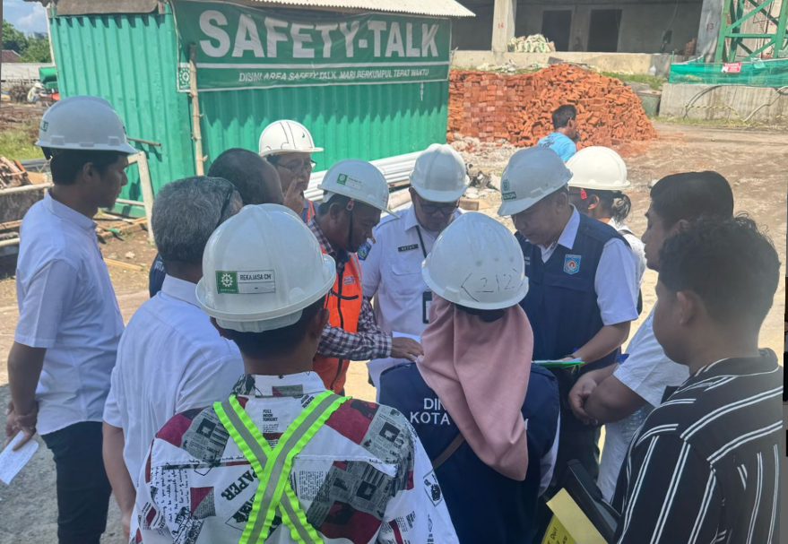 Tim PUPR Kota Mataram melakukan penilaian Kesesuaian Kegiatan Pemanfaatan Ruang (KKPR) di salah satu lokasi proyek pembangunan.