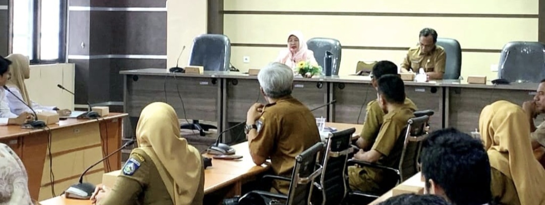 Ketua DPRD NTB Baiq Isvie Rupaeda didampingi Kabag Persidangan Tri Joko Hartono saat menerima audiensi tenaga honorer demi mencegah PHK.