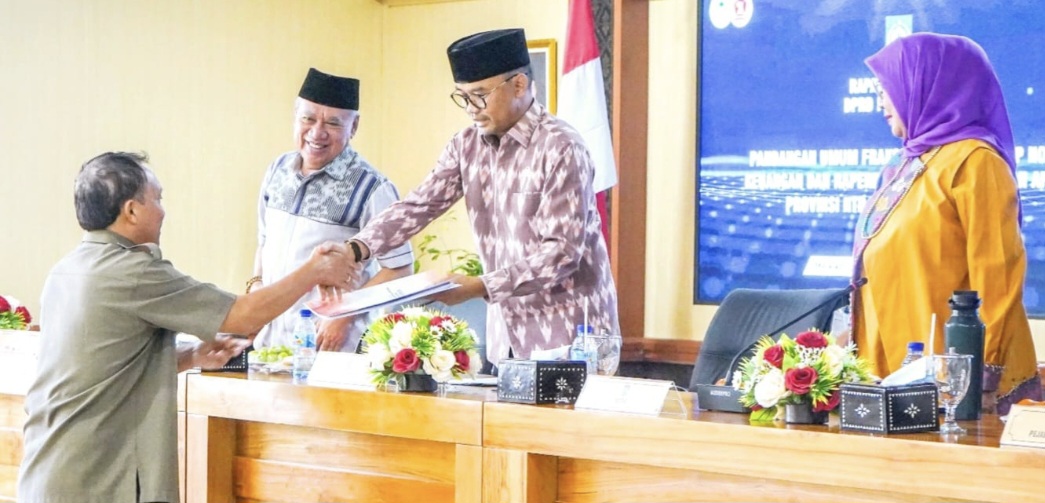Ketua Fraksi PPR DPRD NTB Made Slamet menyampaikan dokumen pandangan fraksi kepada pimpinan DPRD NTB dalam rapat paripurna, Selasa (23/9).