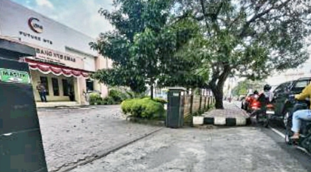 Inilah kondisi kantor PT GNE di Jalan Selaparang Nomor 60 Mayura, Cakranegara, Kota Mataram. Rencana penyertaan modal ke BUMD ini menuai pro kontra di DPRD NTB.