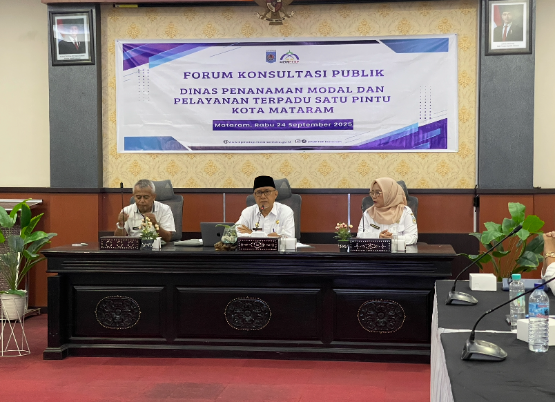 Kepala DPMPTSP Kota Mataram Amiruddin membuka Forum Konsultasi Publik tentang pelayanan publik, Rabu (24/9).