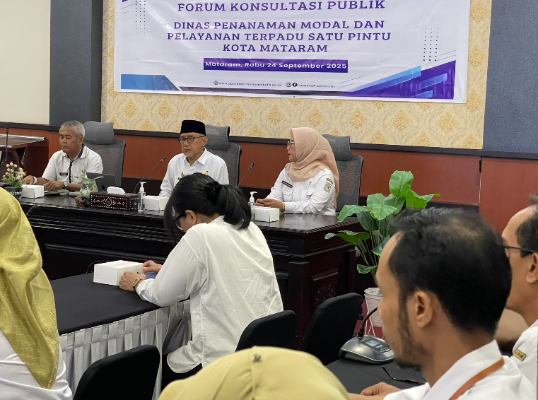 Kepala DPMPTSP Kota Mataram Amiruddin saat memberikan sambutan dalam Forum Konsultasi Publik tentang pelayanan publik, Rabu (24/9).