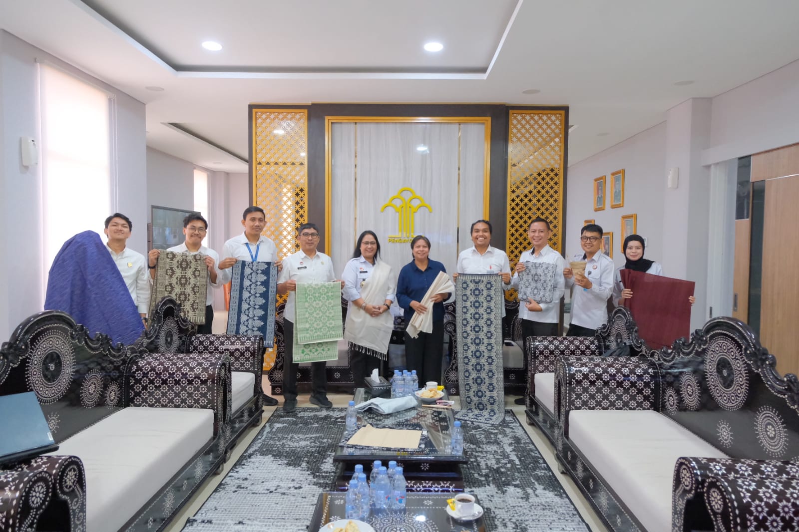 Kepala Kanwil Kemenkum NTB I Gusti Putu Milawati rapat bersama Aisyah owner dari Pinalo sekaligus pemerhati tenun serat alam, Rabu (24/9) kemarin.