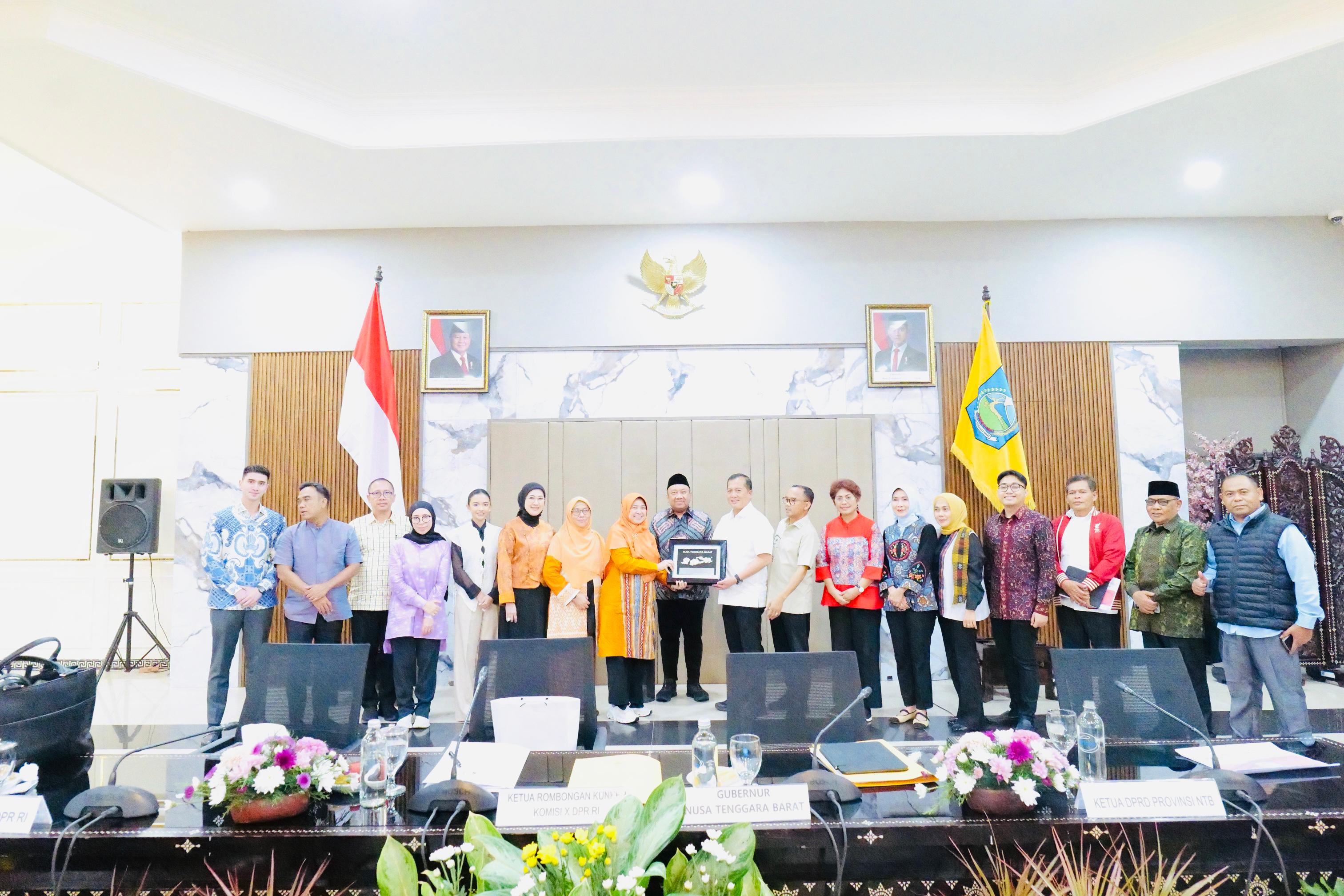 Gubernur NTB Lalu Muhamad Iqbal dan Ketua Komisi X DPR RI Lalu Hardrian Irfani bersama jajaran anggota usai pertemuan membahas PON XXII Tahun 2028 dan MotoGP 2025.