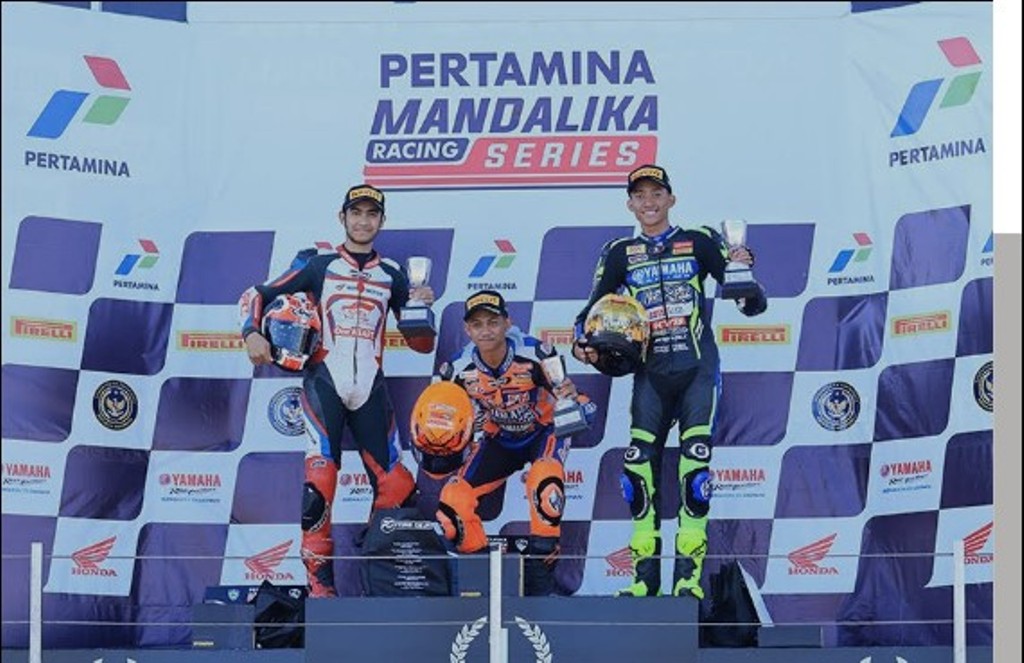 Andi Gilang (kiri) berhasil meraih podium ke 2 di kejuaraan Mandalika Racing Series (MRS) ronde ke 4 di kelas NS 150cc yang dilaksanakan pada minggu lalu (20-21/9).