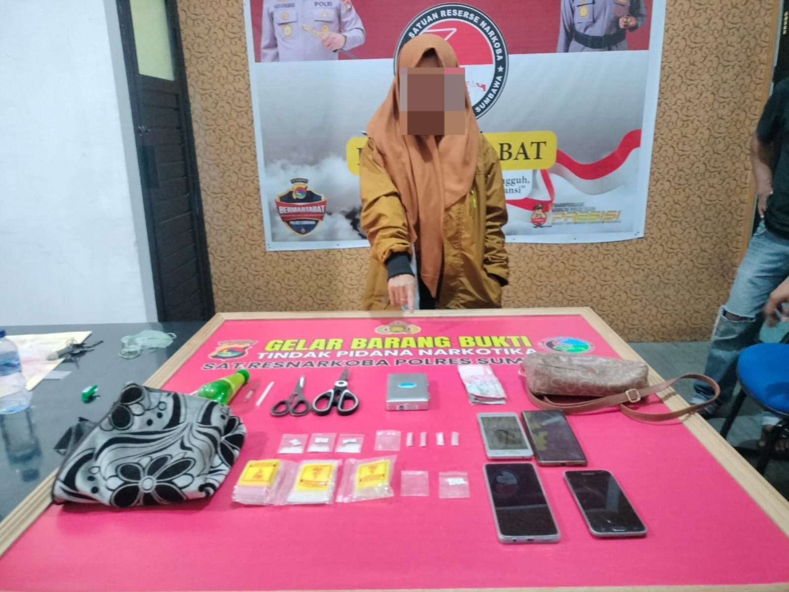 Konten kreator R diamankan bersama barang bukti sabu di Polres Sumbawa, Rabu (24/9).