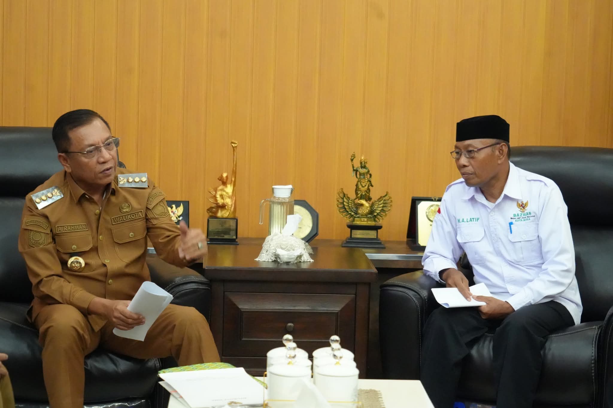 Wali Kota Bima HA Rahman H Abidin (kiri) menerima kunjungan Ketua Baznas Kota Bima A Latif M Saleh di ruang kerjanya, Rabu (24/9).