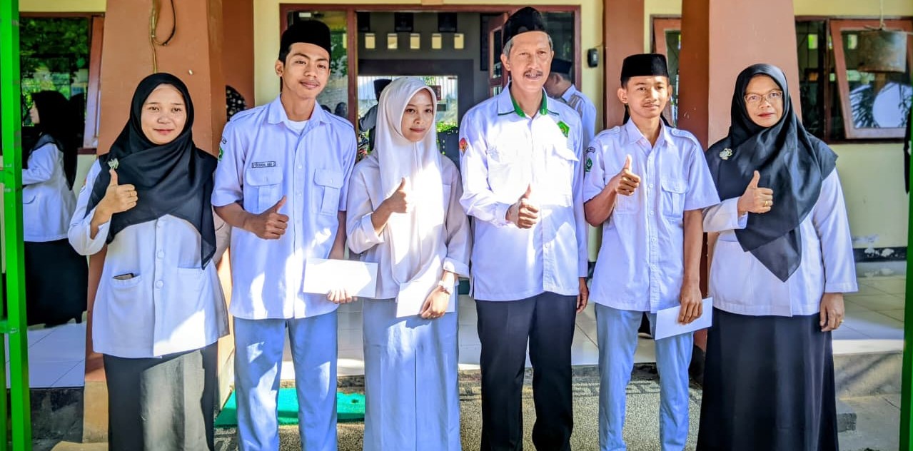 Kepala MAN Lobar Azis Faradi (tiga dari kanan) foto bersama usai menyerahkan reward kepada siswa yang akan berlaga pada ajang OMI tingkat NTB.