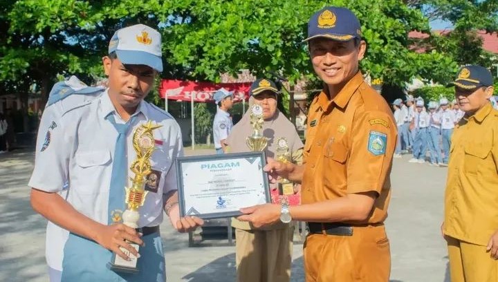 Kepala SMKN 1 Jonggat Ruju Rahmat memberikan reward kepada siswa yang meraih prestasi pada lomba yang diadakan PMI Lombok Tengah. SMKN 1 Jonggat sabet juara di tiga kategori lomba diadakan PMI.