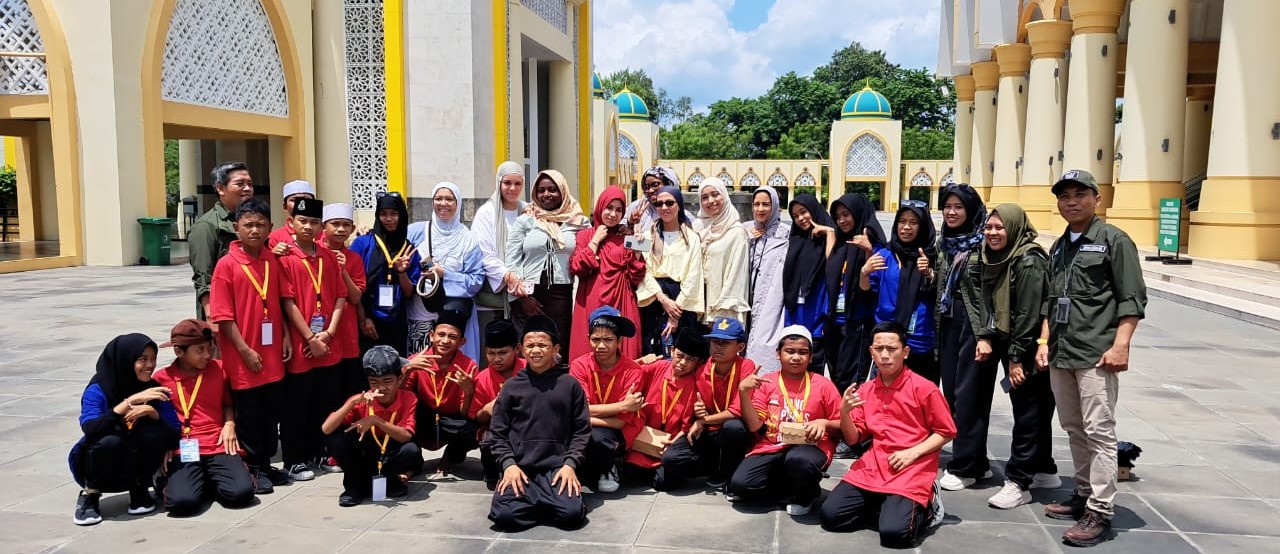 Siswa Sekolah Rakyat Menengah Pertama (SRMP) 18 Lobar saat berkunjung ke Islamic Center (IC) NTB, Rabu (24/9). Siswa diajarkan untuk tanamkan tujuh kebiasaan anak Indonesia hebat.