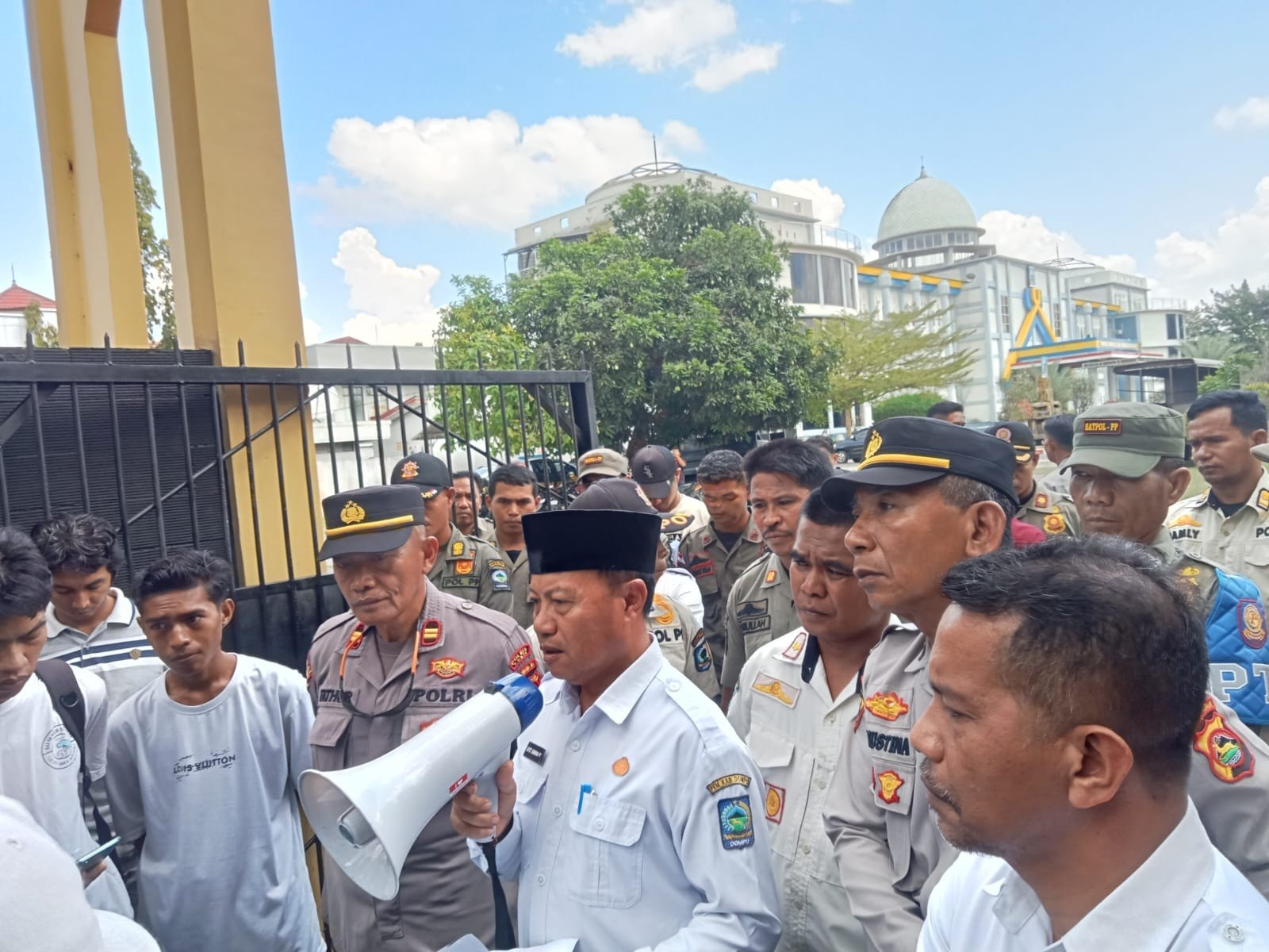 Sekda Dompu Gatot Gunawan PP menerima puluhan warga yang menggelar aksi unjuk rasa di depan kantor Pemda Dompu, Rabu (24/9).