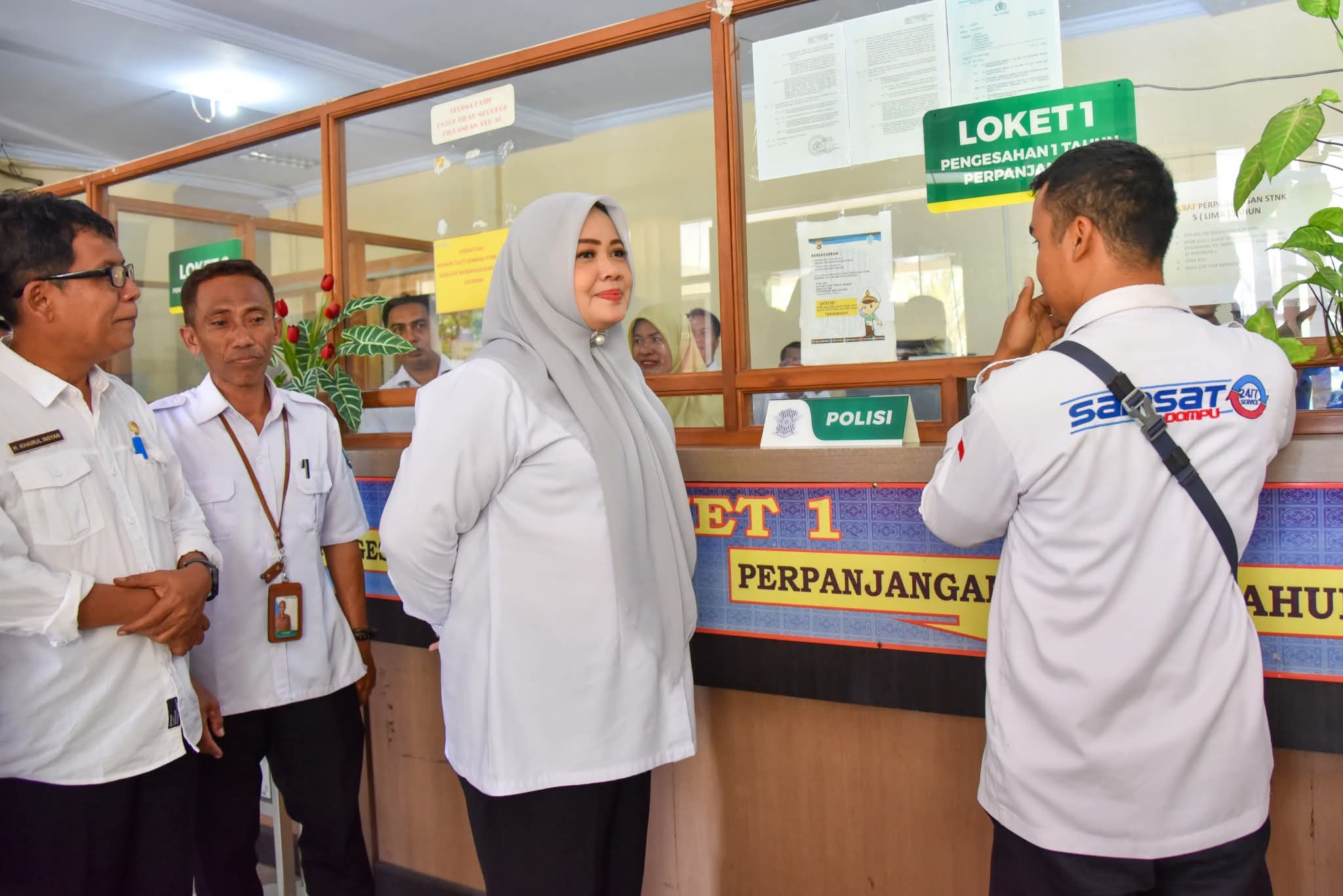 Wagub NTB Indah Dhamayanti Putri meninjau pelayanan di kantor Samsat Dompu, Rabu (24/9).