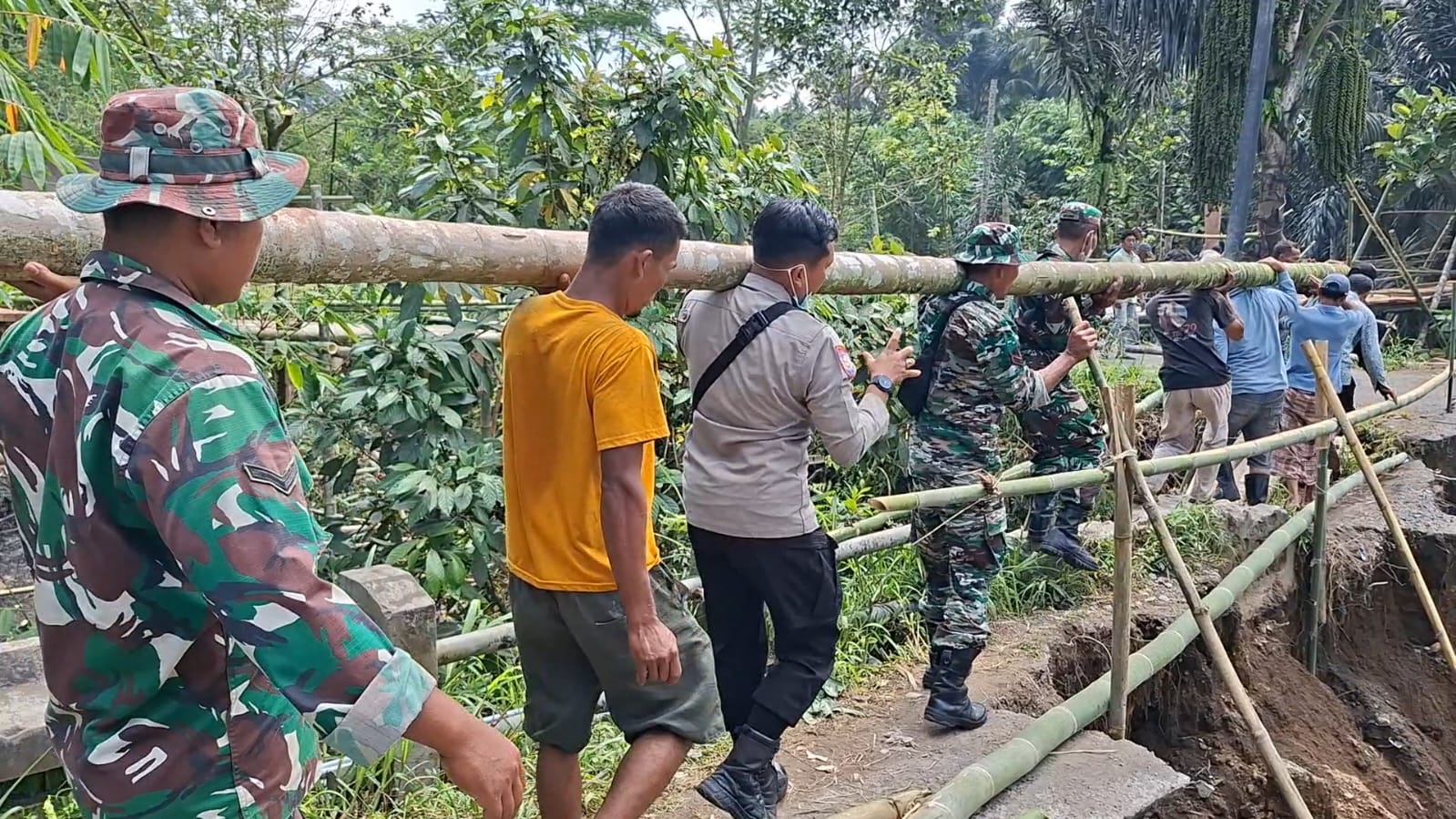 TNI bersama warga bahu membahu membuat jembatan darurat di Desa Aik Bual, Kopang, Lombok Tengah