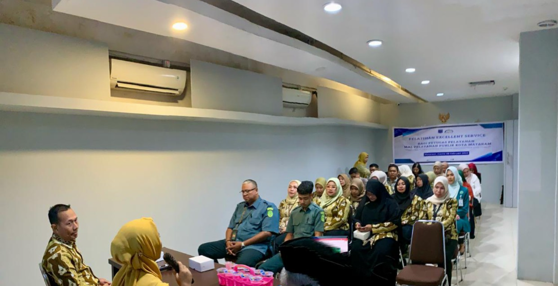 Para peserta yang mengikuti pelatihan service excellence oleh DPMPTSP Kota Mataram.