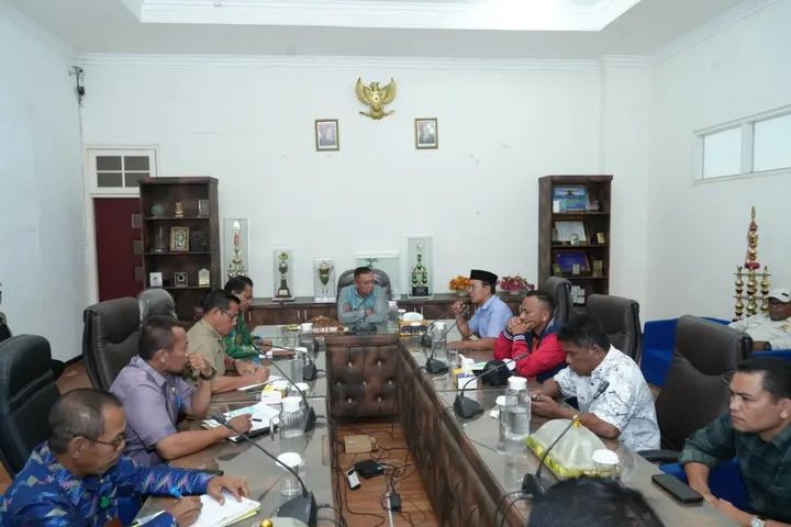 Wali Kota Bima HA Rahman H Abidin menerima audiensi warga Sambinae yang mengeluhkan krisis air, Kamis (25/9).