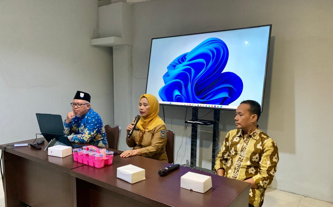 Sekretaris DPMPTSP Baiq Baktiyanti memberikan arahan dalam pelatihan.