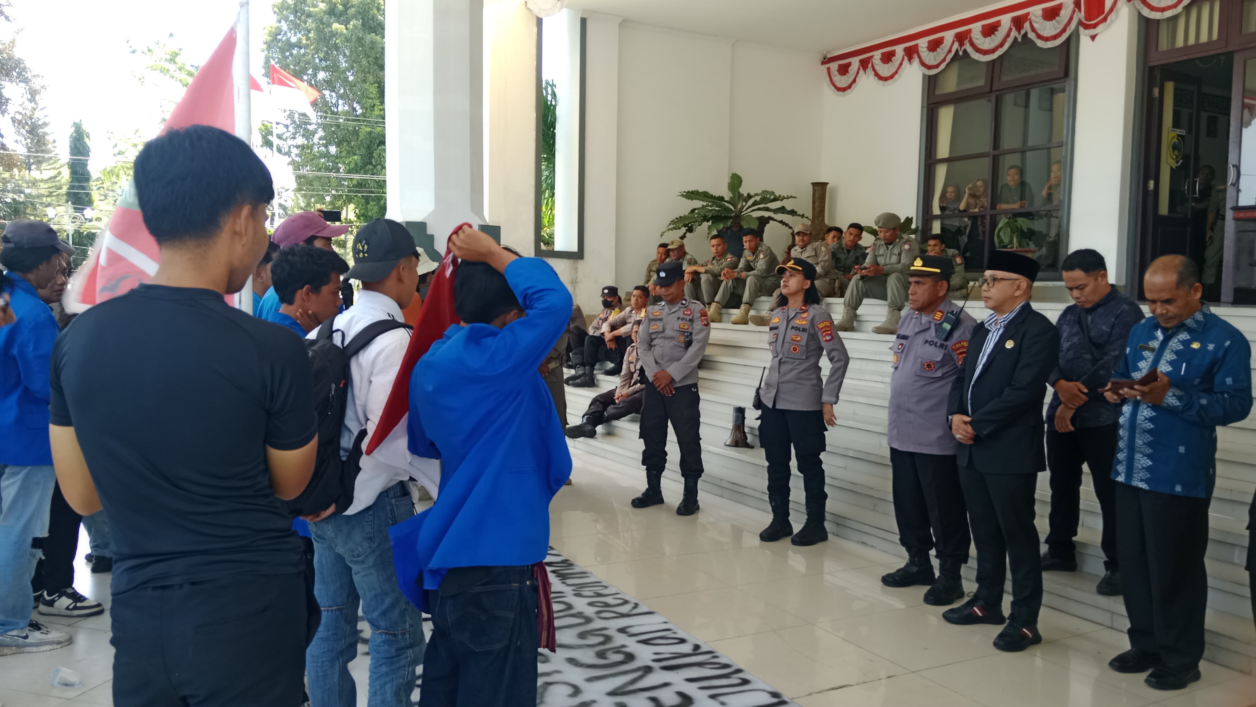 Ketua DPRD Lotim Muhammad Yusri saat menemui puluhan mahasiswa yang tergabung dalam Aliansi Mahasiswa Universitas Gunung Rinjani Menggugat saat melakukan aksi demonstrasi di depan kantor DPRD Lotim.