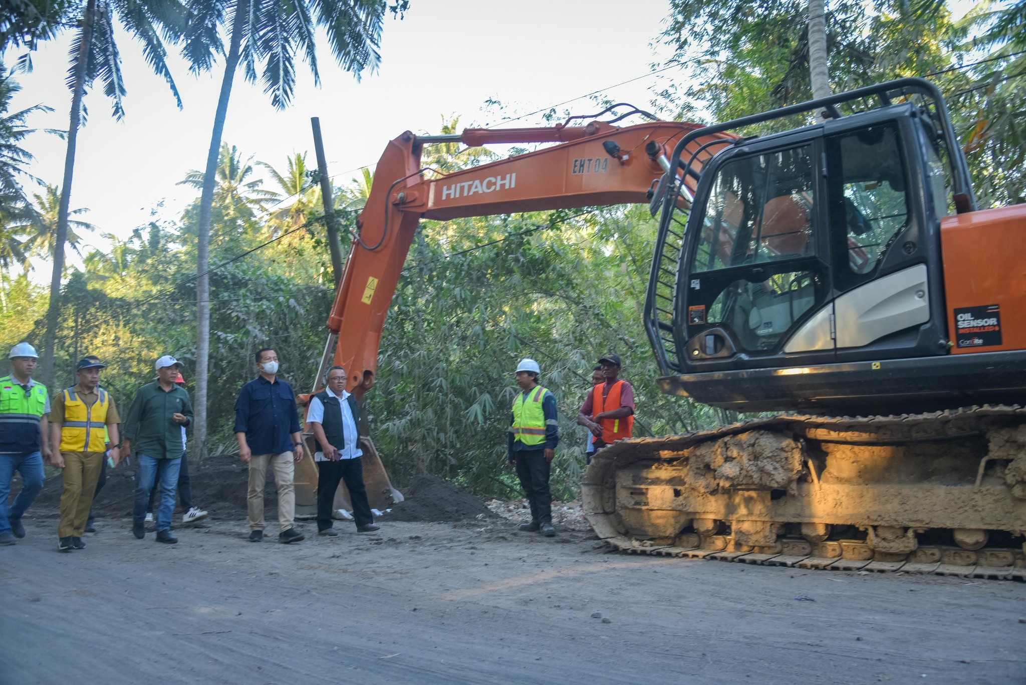 STRATEGIS: Gubernur NTB Lalu Muhamad Iqbal dan pihak terkait, saat meninjau langsung perbaikan ruas jalan Tanjung Geres - Pohgading, Lombok Timur, Selasa (23/9).