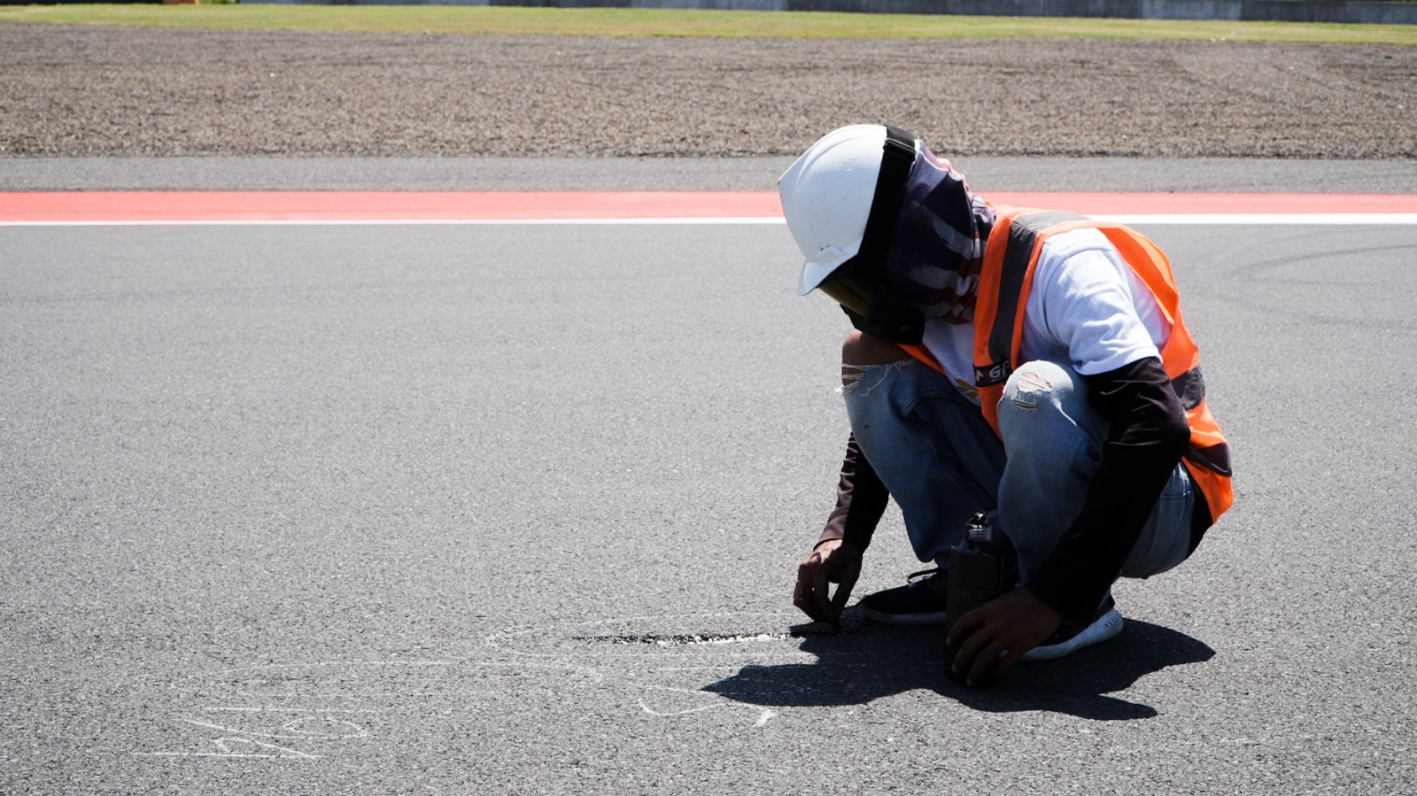 Proses patching aspal lintasan Sirkuit Internasional Mandalika