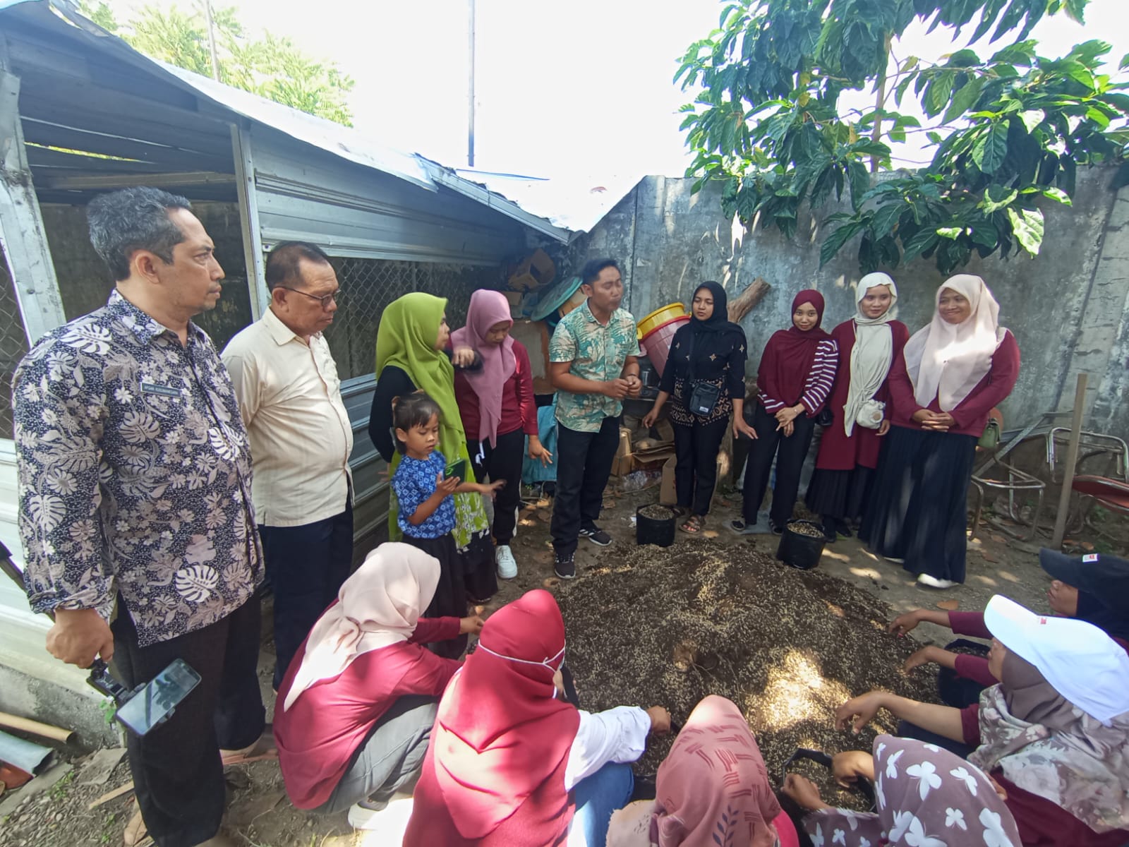 DAPAT PELATIHAN: Kader PKK Desa Cendi Manik, Kecamatan Sekotong mendapat pelatihan program Teras Pangan B2SA di Kantor Dinas Ketahanan Pangan Lombok Barat, Kamis (25/9).