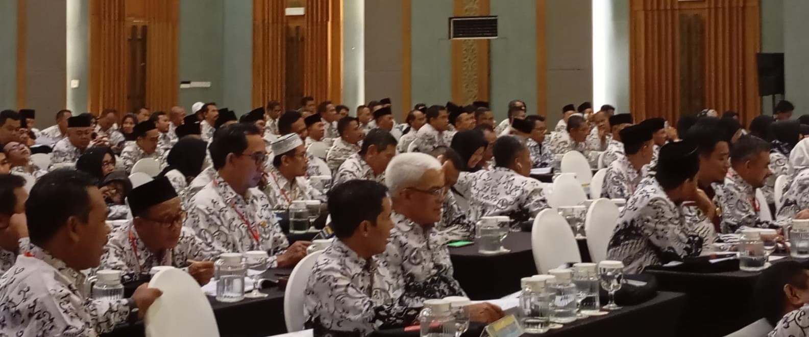 Keluarga besar PGRI di NTB pada konferensi XXIII PGRI NTB. Guru NTB unjuk bakat di Porsenijar 2025 sebagai upaya pererat solidaritas guru.