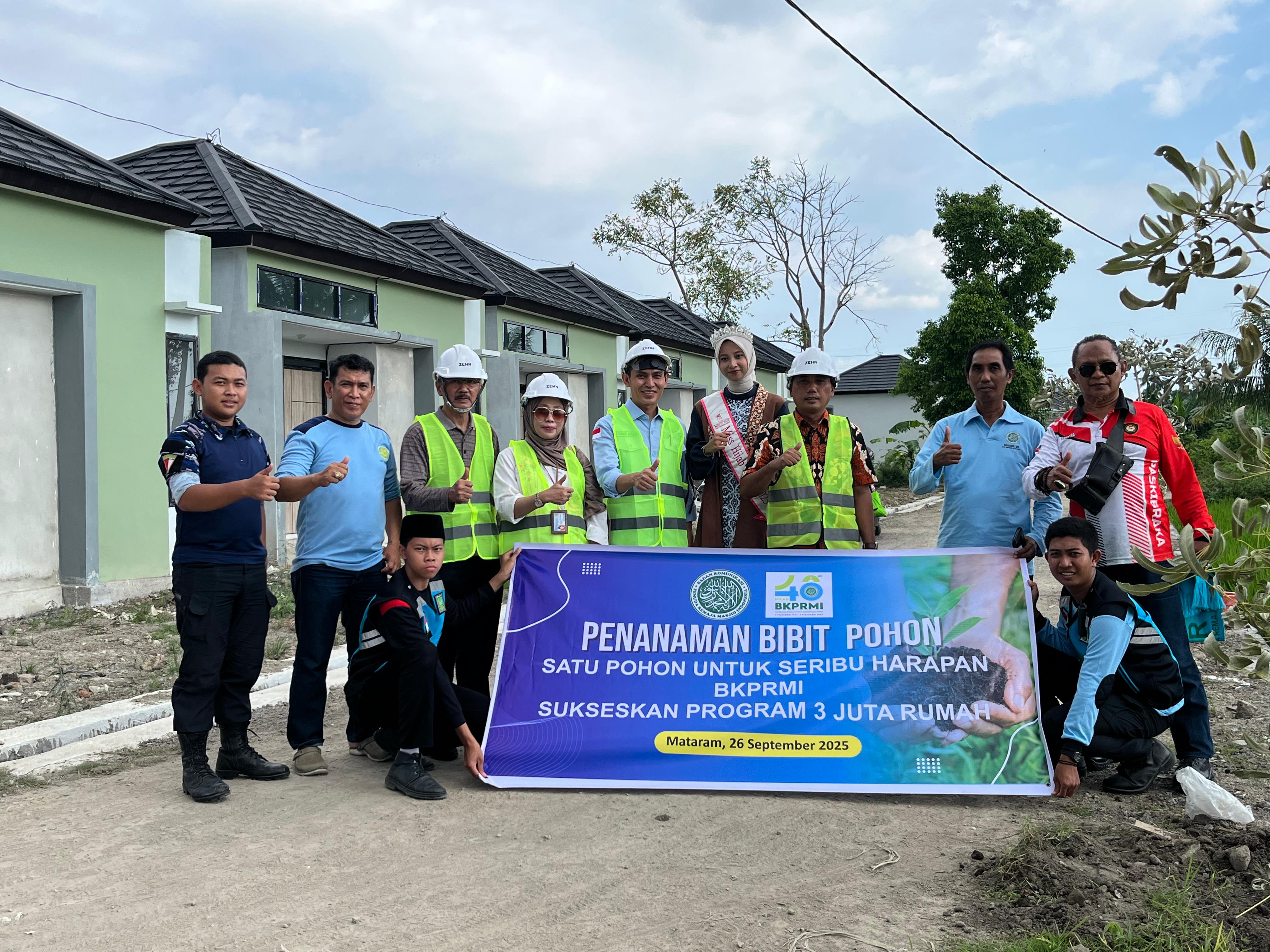 BKPRMI NTB semarakkan pelantikan dengan gerakan menanam pohon dan pelepasan bibit ikan di dua lokasi di Lombok Barat, Jumat (26/9).