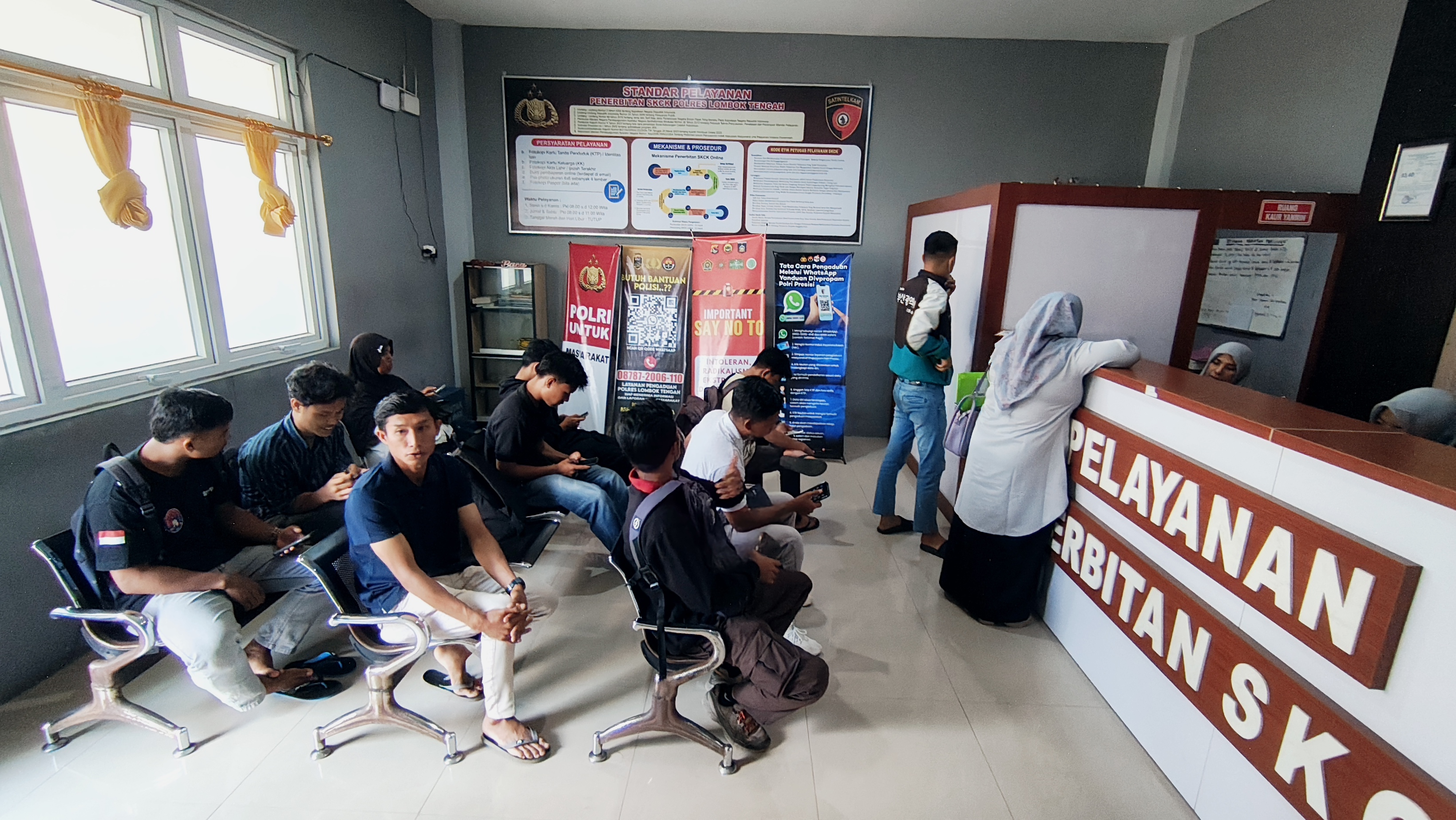 KEMBALI NORMAL: Suasana pelayanan penerbitan SKCK tampak lengang di Mapolres Lombok Tengah, Praya, Kamis (25/9).