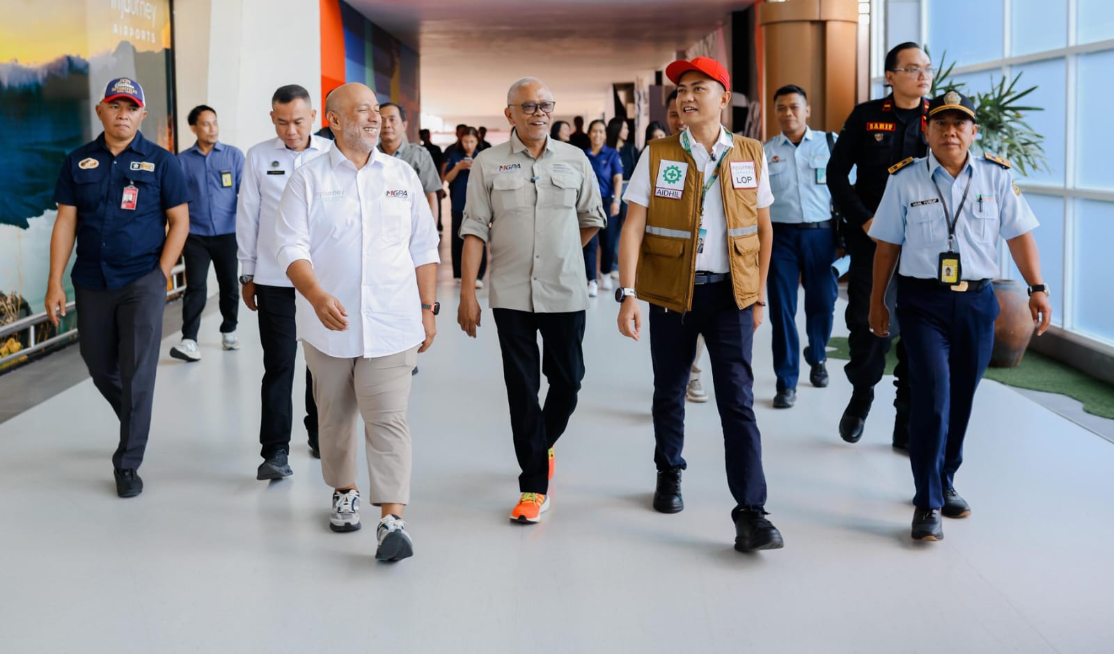 Direktur Utama MGPA Priandhi Satria (tengah) bersama General Manager PT API KC Bandara Lombok Aidhil Philip Julian (dua kanan) usai meninjau jalur kedatangan pada event MotoGP Mandalika 2025 di BIZAM