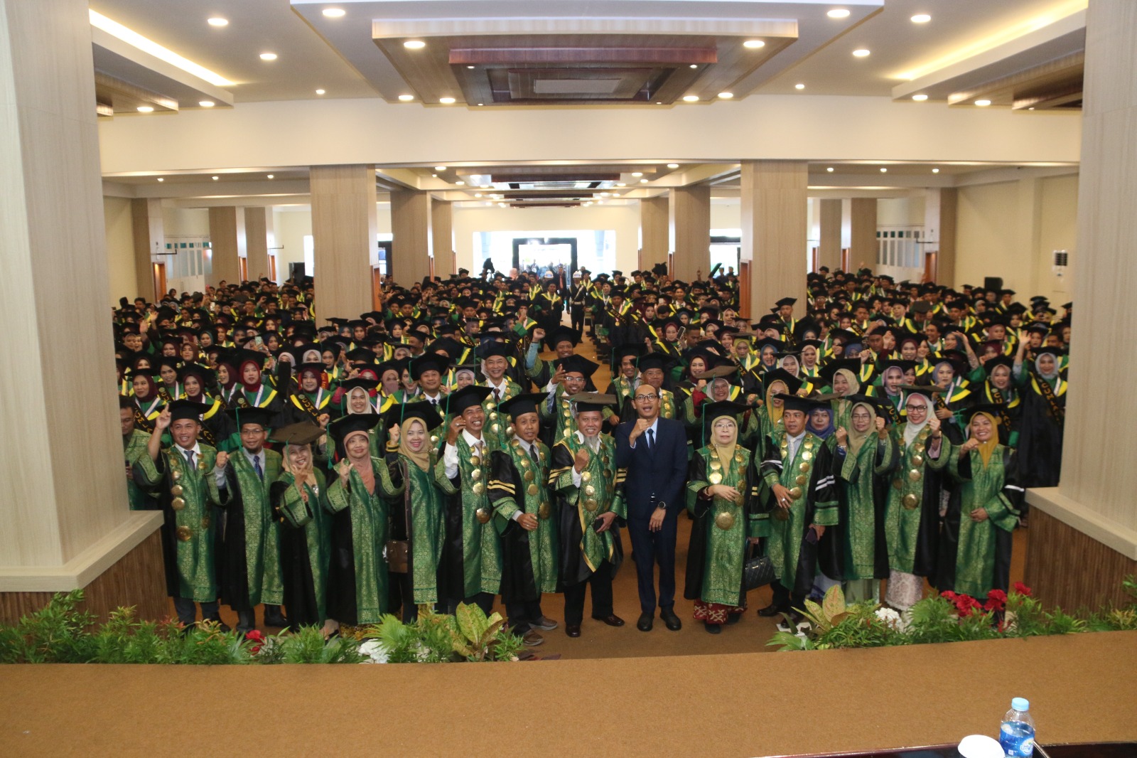 UMMAT  meluluskan 1.166 wisudawan/wisudawati, terdiri atas 582 lulusan di hari pertama dan 584 lulusan di hari kedua.