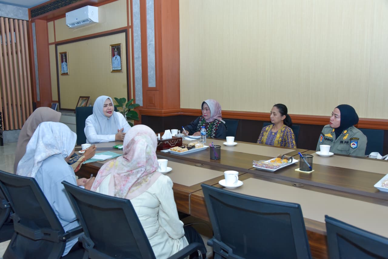 Wagub NTB Hj Indah Dhamayanti Putri menerima audiensi Perwosi NTB yang akan berlaga pada Lomba Senam Kreasi Nasional Perwosi 2025 di Jakarta.