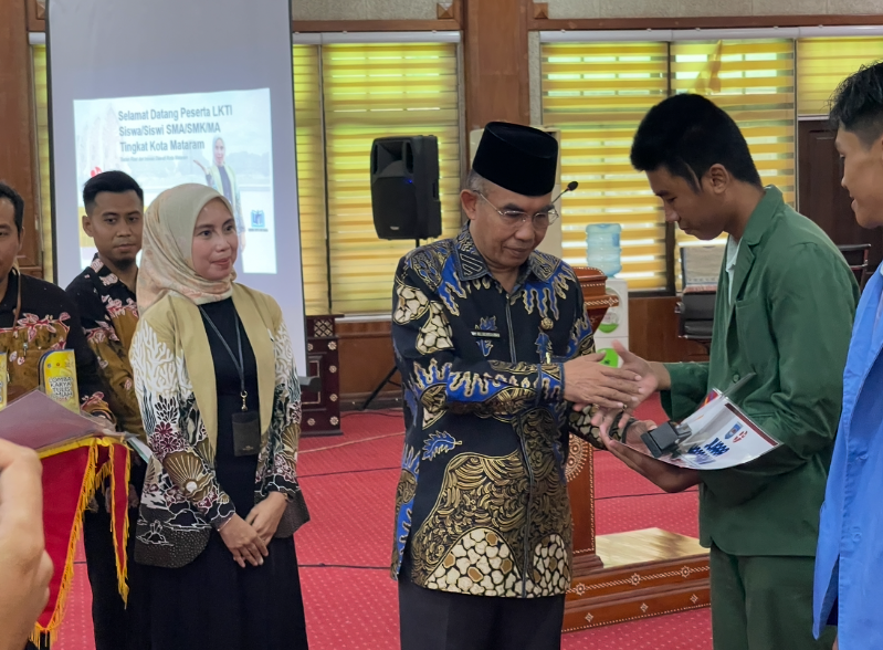Wakil Wali Kota TGH Mujiburrahman didampingi Kabid Penelitian, BRIDA Syainic Handayani menyerahkan hadiah pada pemenang lomba, Kamis (25/9).