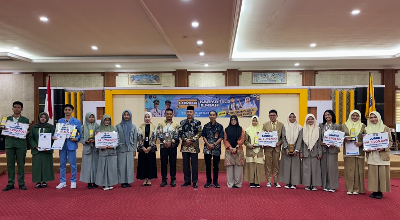 Momen kebersamaan Wakil Wali Kota Mataram TGH Mujiburrahman bersama para pemenang Lomba Karya Tulis Ilmiah.