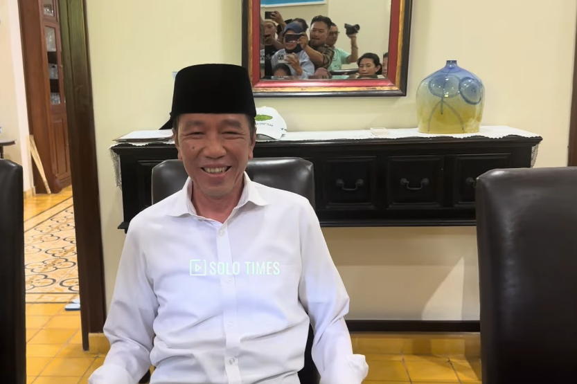Jokowi tersenyum saat diwawancara awak media