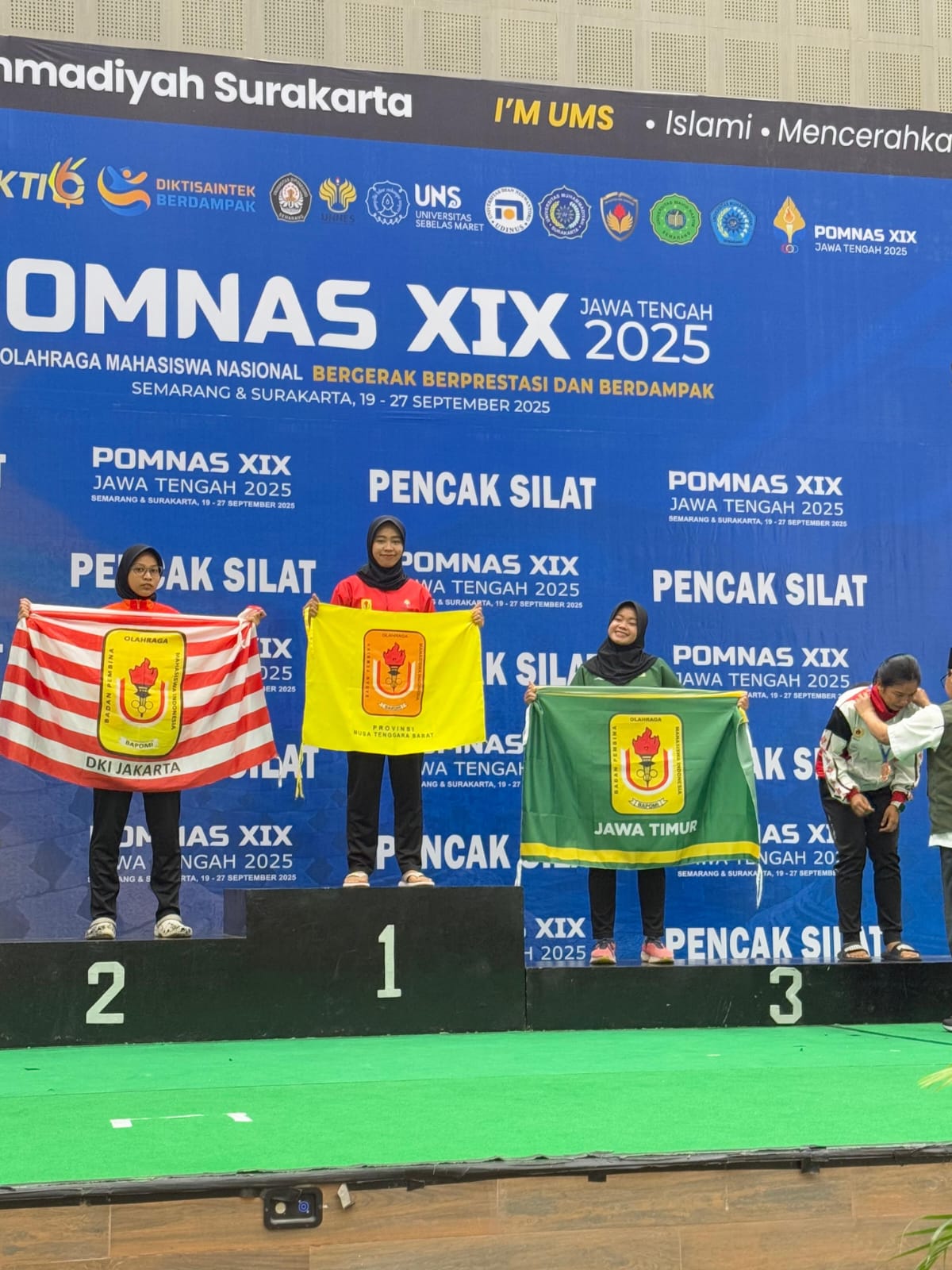 Baiq Taria Nanda Mauliya meraih medali emas bagi NTB di cabor pencak silat pada Pomnas XIX Jawa Tengah.