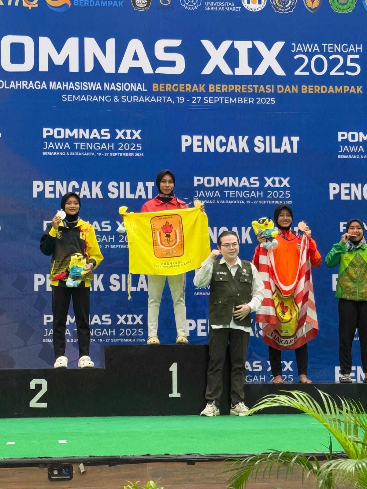 Claura Azzura Novendra (tengah) meraih medali emas dari cabor pencak silat di Pomnas XIX Jawa Tengah