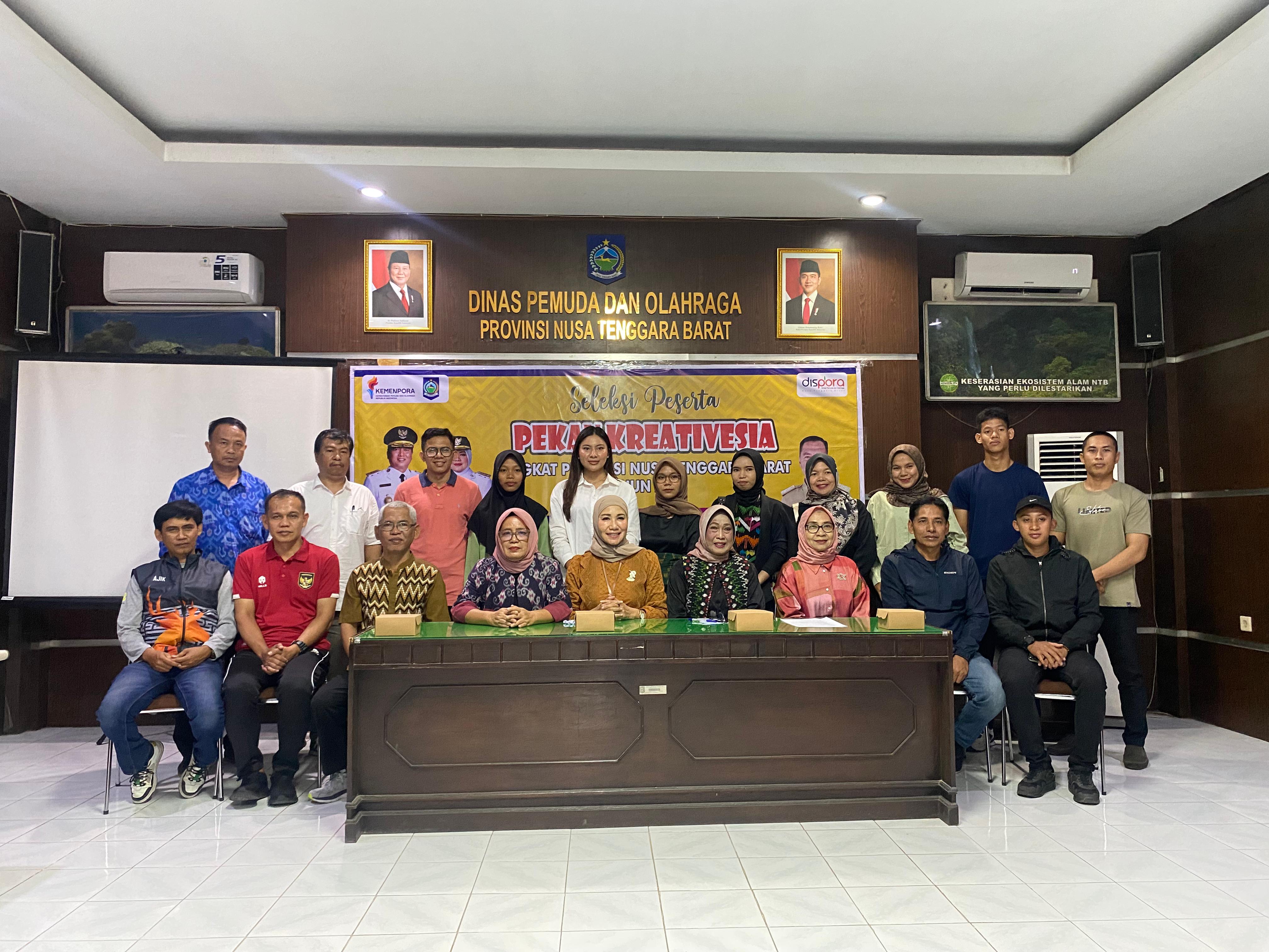 Peserta bersama dewan juri dan panitia Kreativesia usai penilaian di Kantor Dispora NTB.