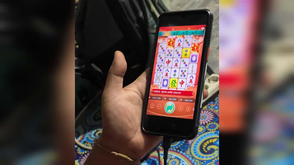 MUDAH DIAKSES: Aplikasi judi online sangat mudah diakses dimana pun dan kapanpun, membuat mereka tergiur untuk memainkannya.