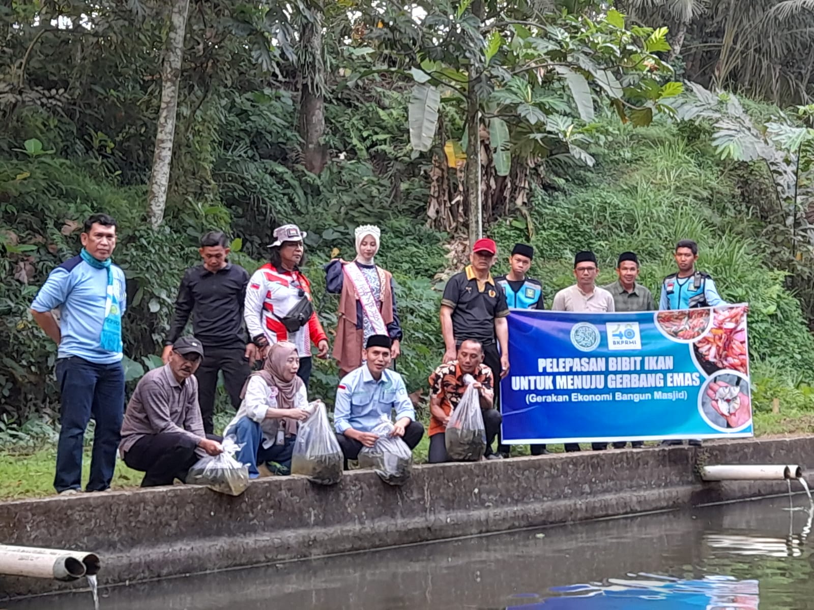 BKPRMI NTB semarakkan pelantikan dengan gerakan menanam pohon dan pelepasan bibit ikan di dua lokasi di Lombok Barat, Jumat (26/9).