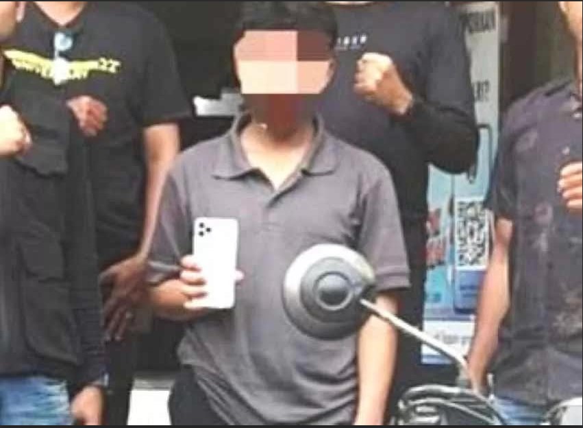 NGEBET PUNYA IPHONE : Komang BY diamankan usai ketahuan mencuri uang milik wisatawan di vila tempatnya bekerja.