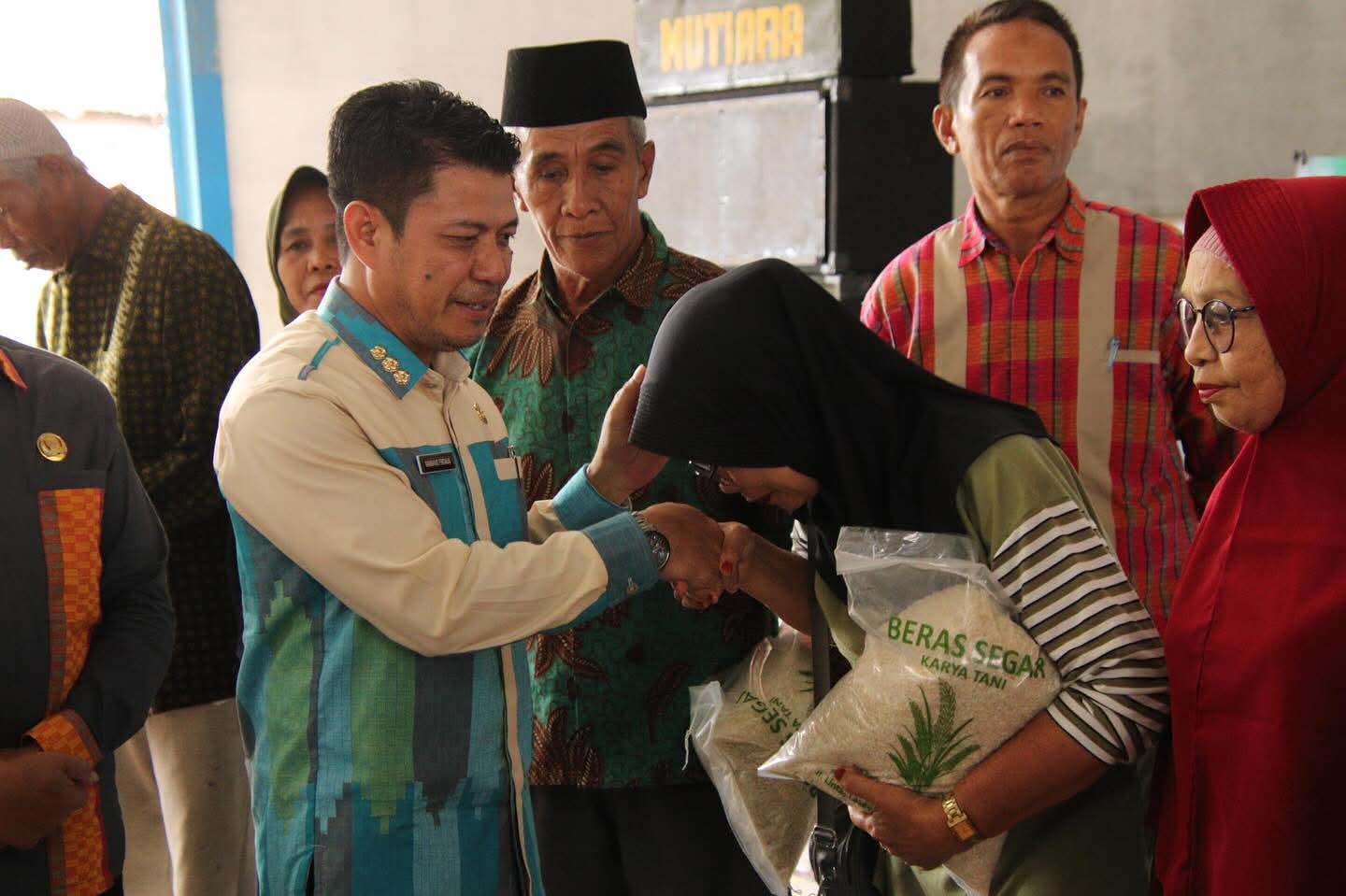 Bupati Bambang Firdaus menyerahkan bantuan saat turun menjemput aspirasi warga di gedung serbaguna Desa Tembalae, Kecamatan Pajo, Kamis (25/9).
