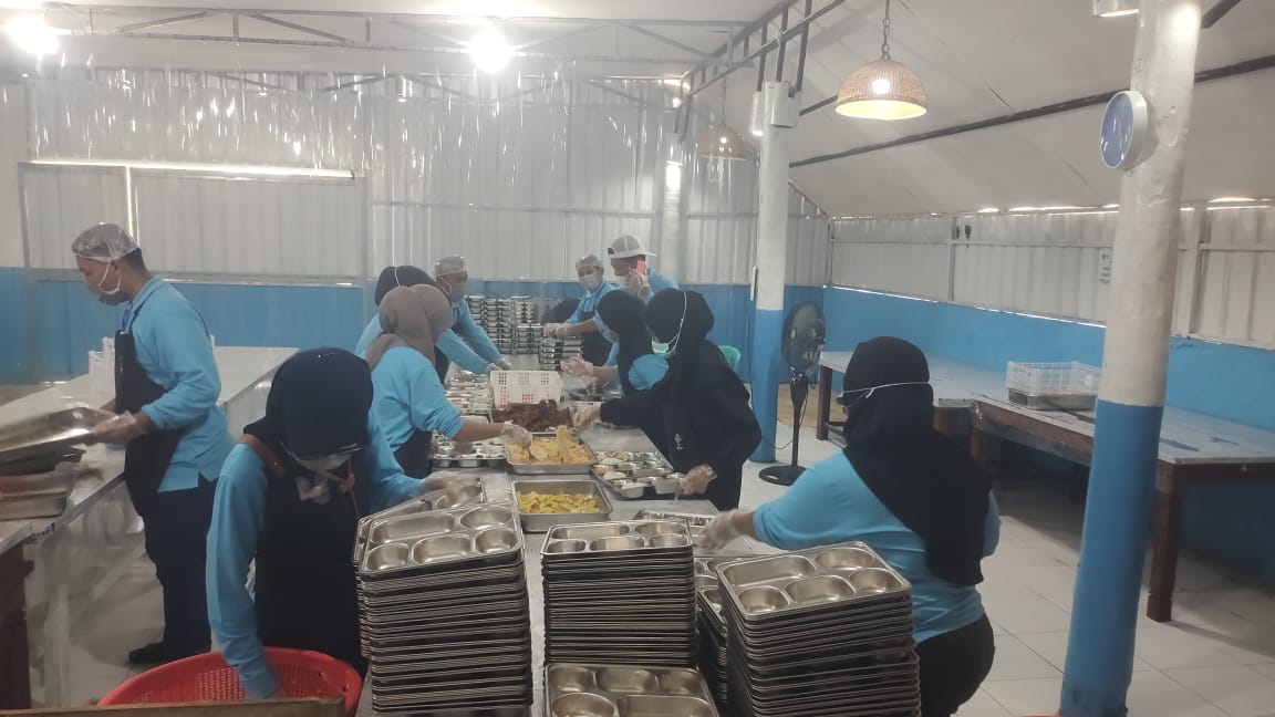 Pekerja melakukan proses packing makanan MBG sebelum disalurkan kepada siswa di 11 sekolah se-Kecamatan Taliwang.